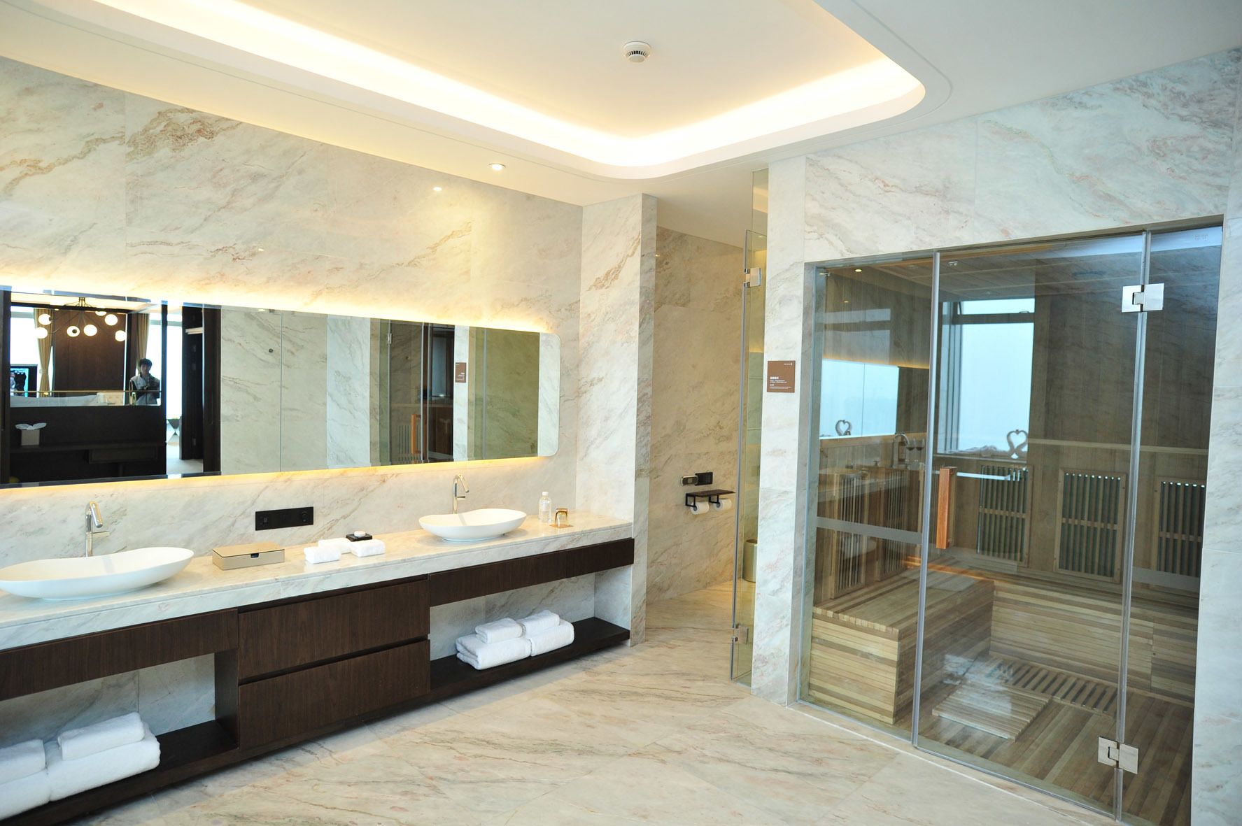 executive deluxe suite  | bathroom | separate bathtub and shower, free toiletries, hair dryer, bathrobes