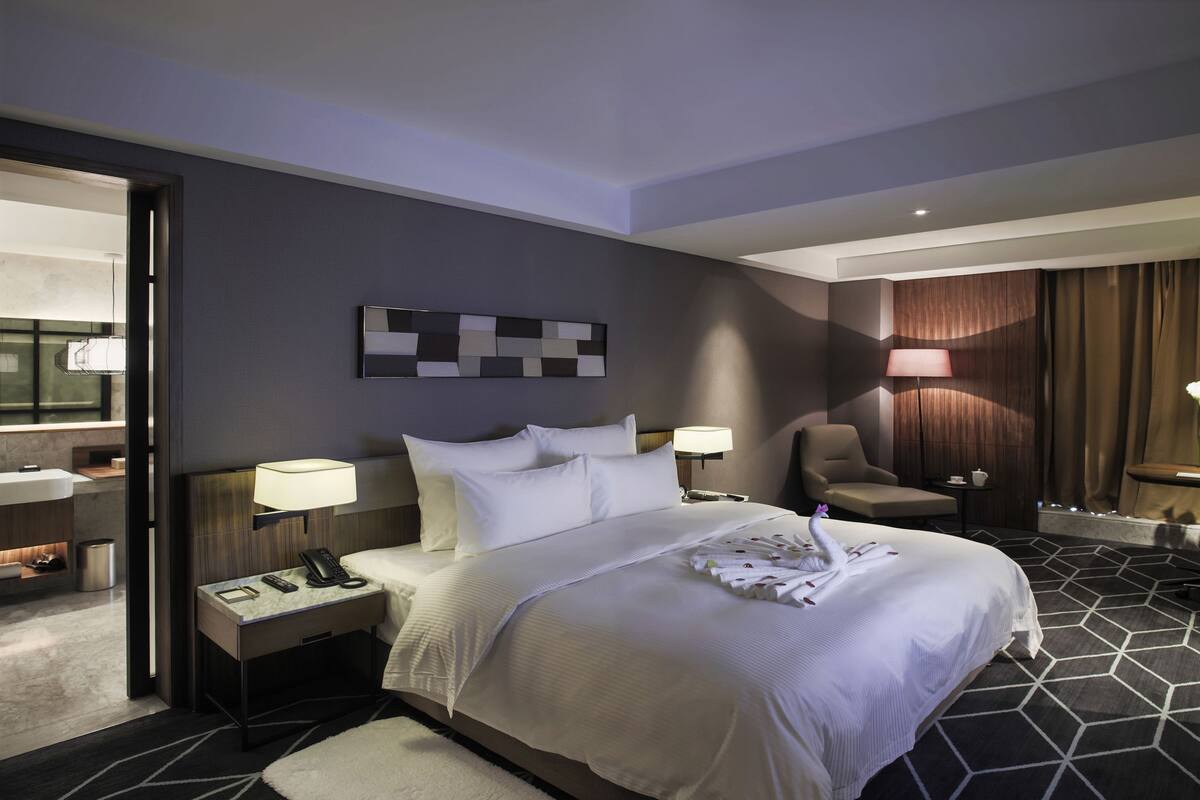 Phòng Suite Superior | Bộ đồ giường cao cấp, minibar, két bảo mật tại phòng, bàn 