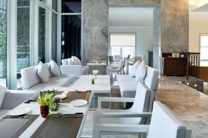 3 restaurantes, café da manhã, local e internacional