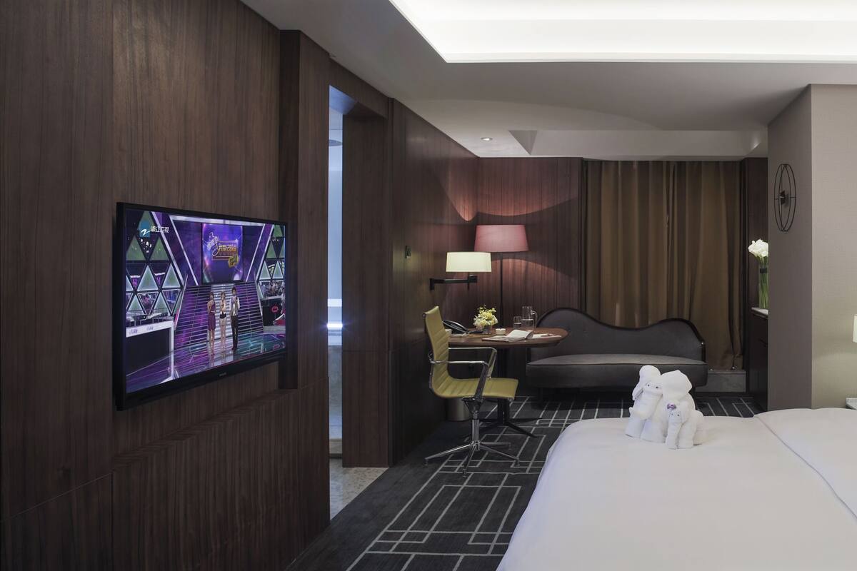 Phòng đôi Superior | Bộ đồ giường cao cấp, minibar, két bảo mật tại phòng, bàn 
