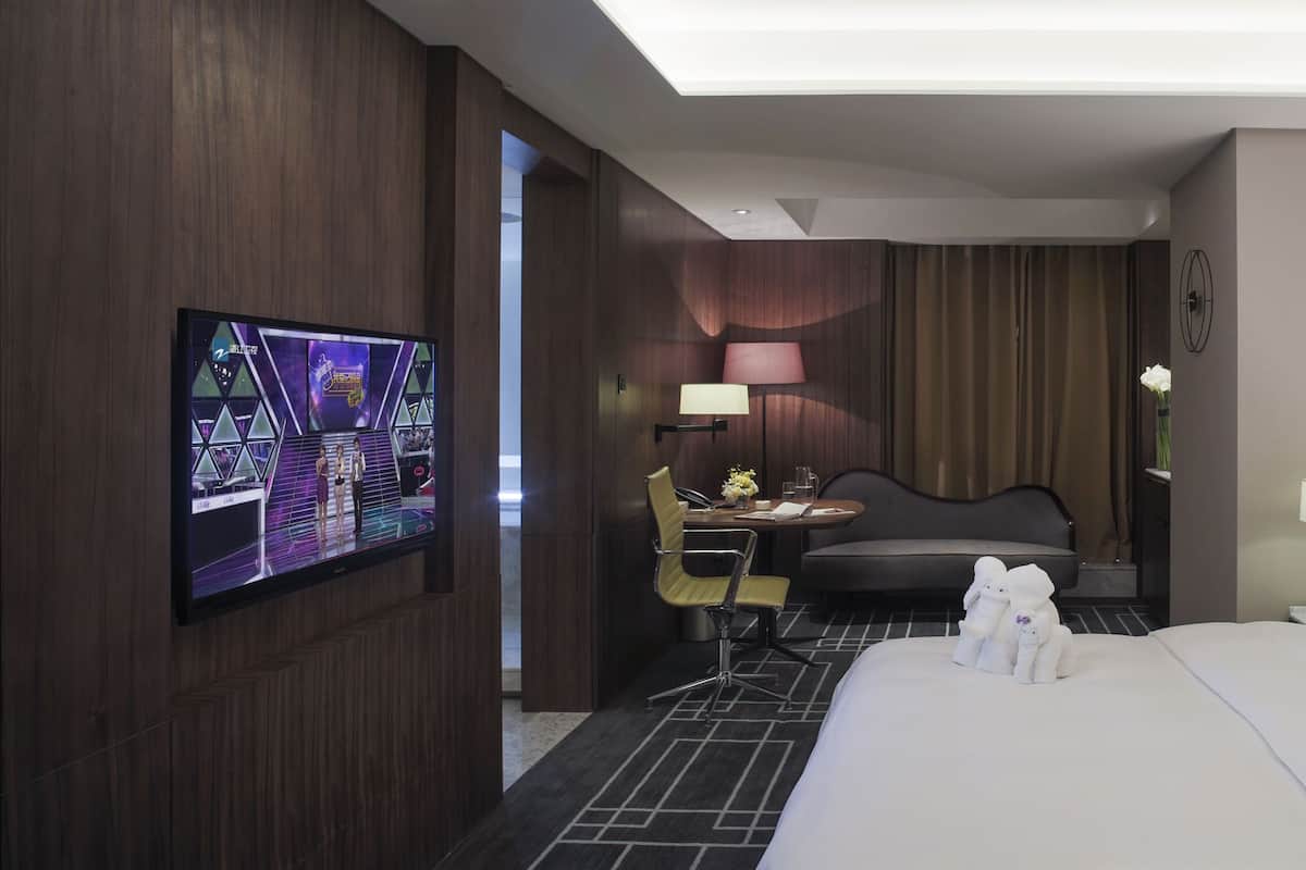 Habitación doble superior | Ropa de cama de alta calidad, minibar, caja fuerte y escritorio
