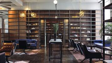 2 من البارات/الاستراحات، حانة