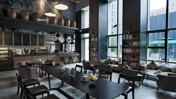 Daily buffet breakfast (CNY 78.00 per person)