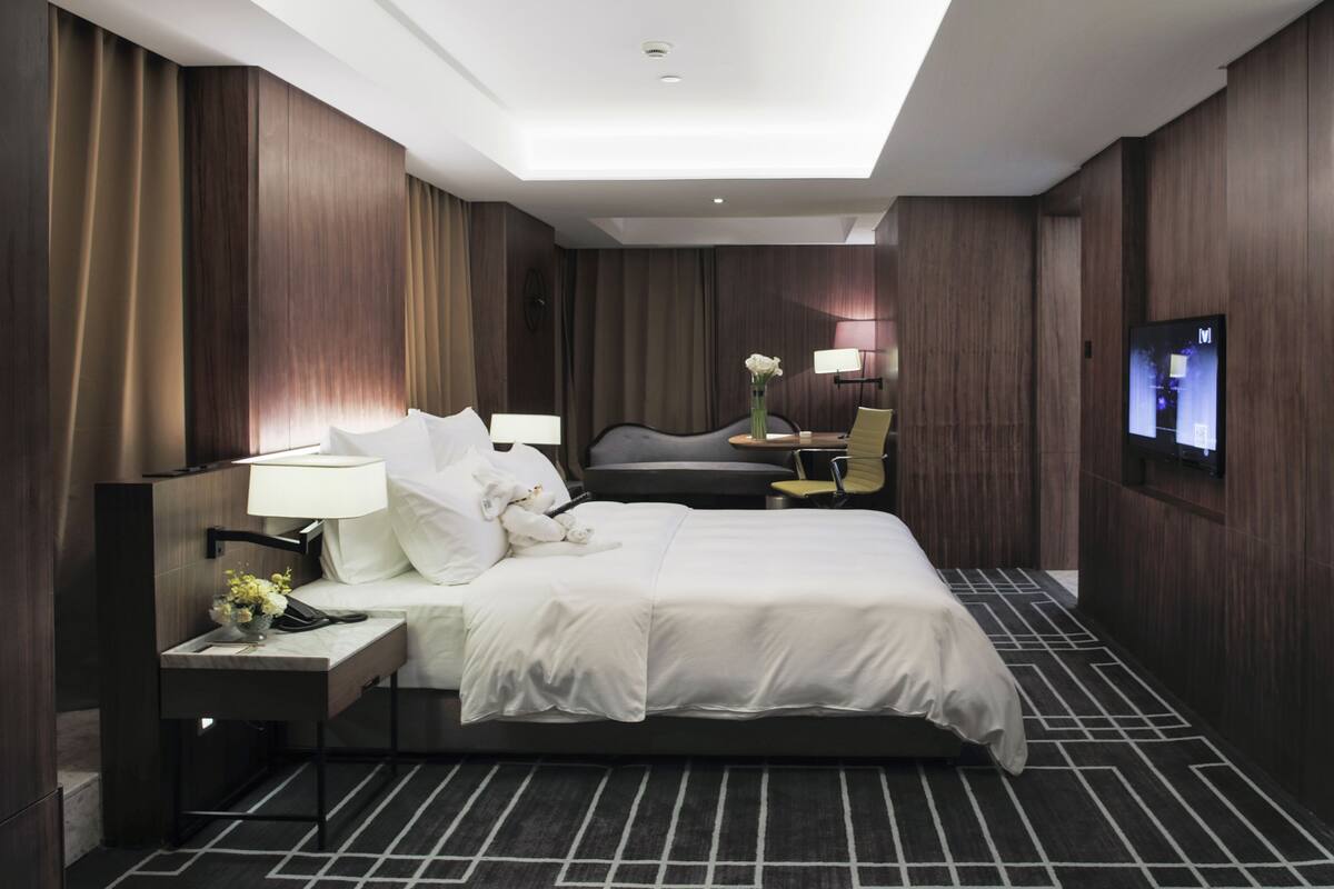 Phòng đôi Deluxe | Bộ đồ giường cao cấp, minibar, két bảo mật tại phòng, bàn 