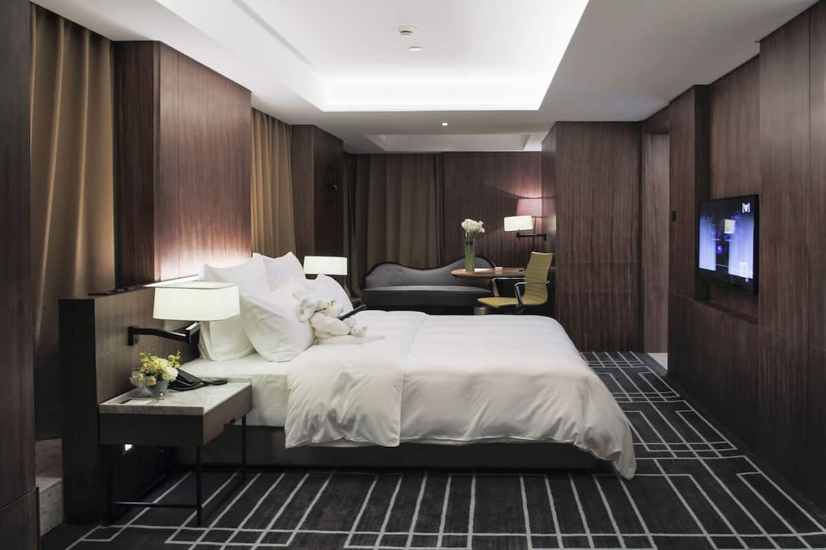 deluxe king room  | premium bedding, minibar, in-room safe, desk