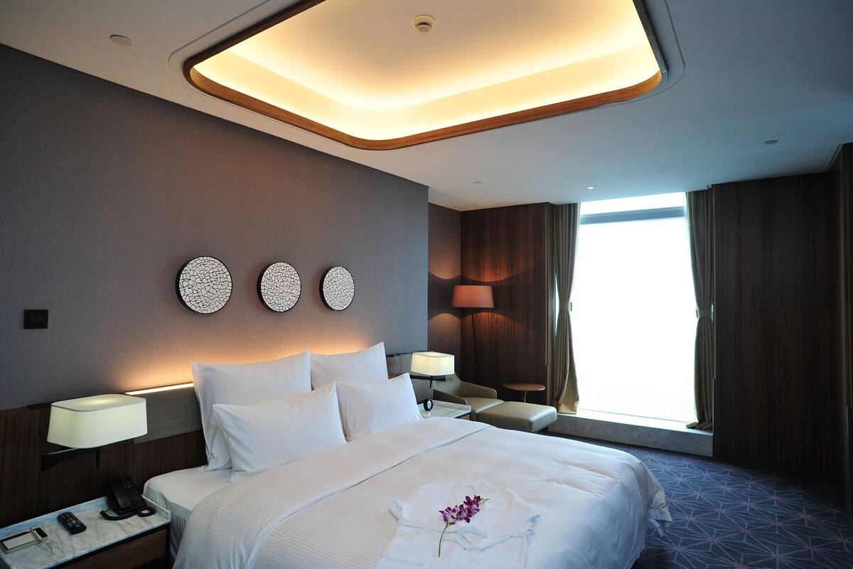 Phòng Suite Executive | Bộ đồ giường cao cấp, minibar, két bảo mật tại phòng, bàn 