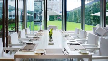 3 restaurants, breakfast, lunch served; local and international cuisine