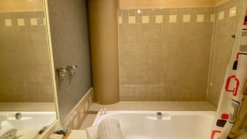 Standard-Doppel- oder -Zweibettzimmer | Badezimmer | Kostenlose Toilettenartikel, Haartrockner, Bidet, Handtücher