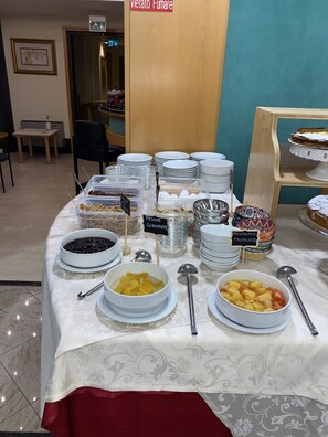 Free daily buffet breakfast
