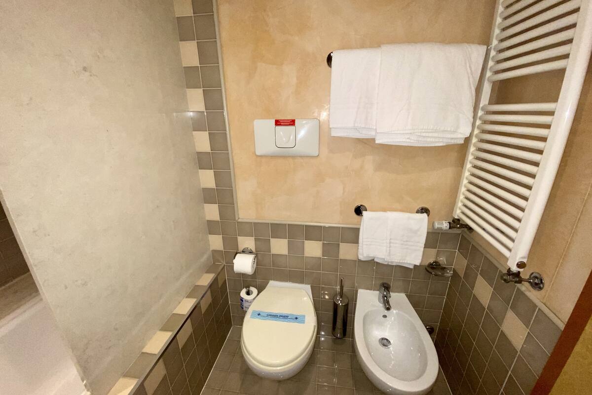 triple room | bathroom | free toiletries, hair dryer, bidet, towels