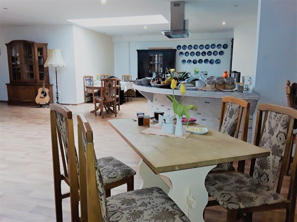 TĂ€gliches kontinentales FrĂŒhstĂŒck (11 EUR pro Person)