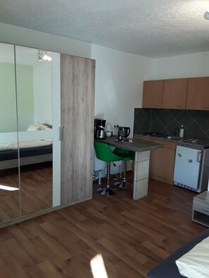 Classic-Suite, 1 Schlafzimmer, Nichtraucher, Gartenblick | Essbereich im Zimmer