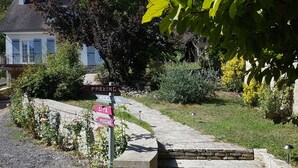 A stone staircase leading to a building with a signpost indicating directions to parking, an auditorium, a gym, and a pool. - Ambition Zen Presles (Presles)