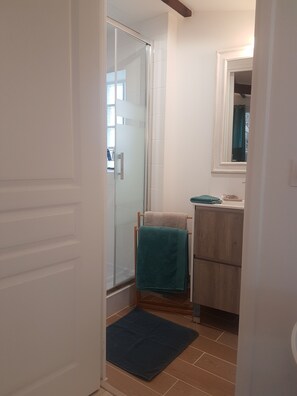 Casa de campo Confort, no fumadores, baño privado | Baño | Ducha, artículos de higiene personal gratuitos y secador de pelo