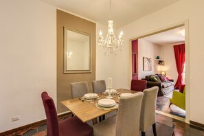 Attico Superior, 2 camere da letto, vista città | Pasti in camera