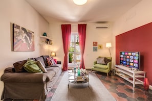 Attico Superior, 2 camere da letto, vista città | Area soggiorno | TV a schermo piatto