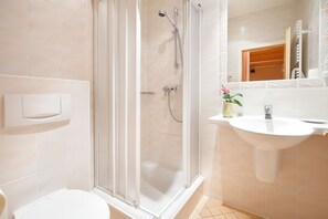Free toiletries, hair dryer, towels - Hôtel Gruber (Rosport-Mompach)