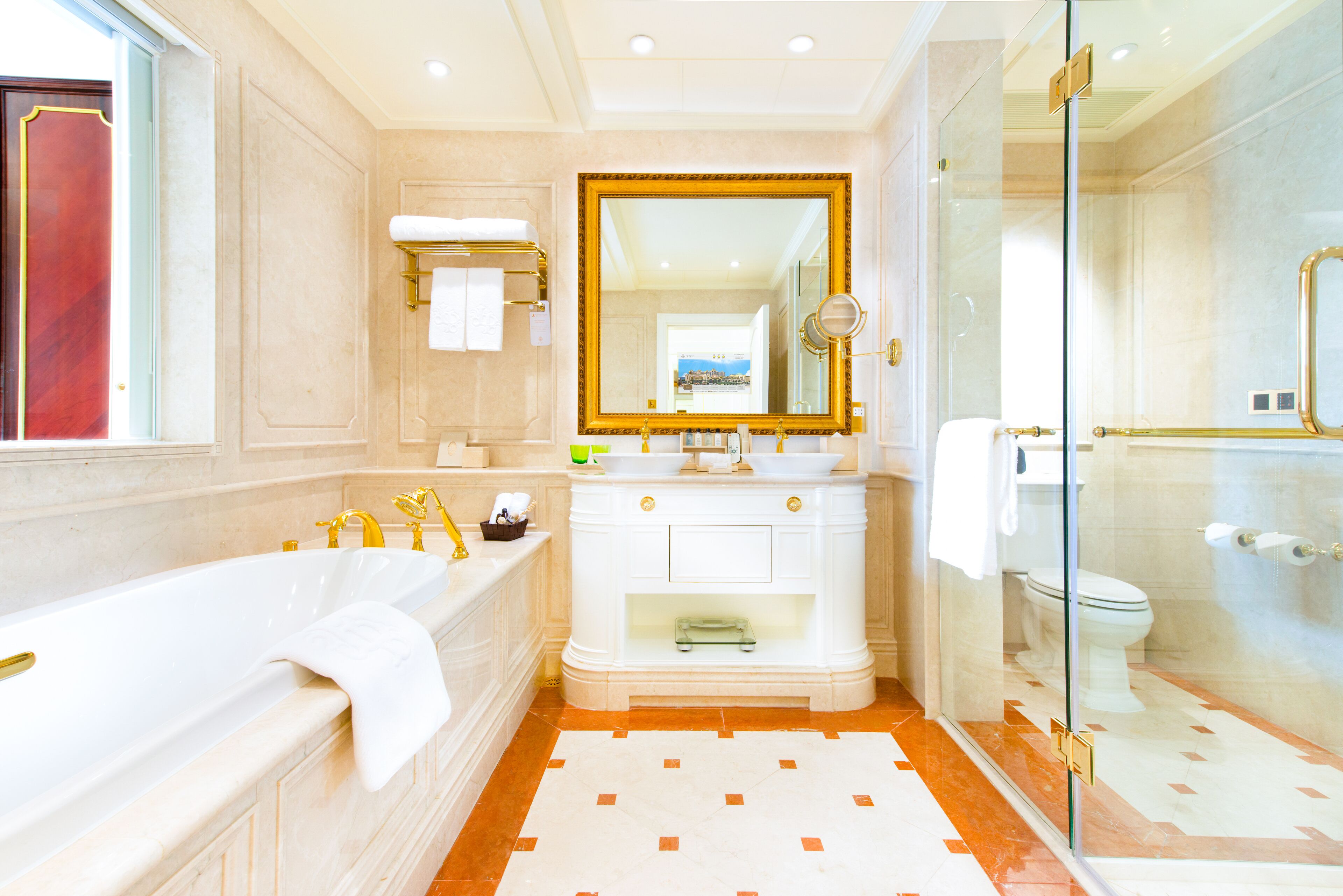 Separate bathtub and shower, deep-soaking bathtub