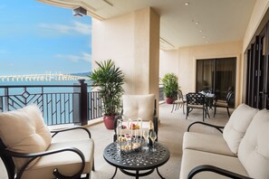 皇家套房, 2 间卧室, 阳台, 海景 | 起居区 | LED 电视、收费电影