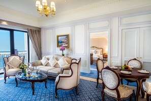 套房, 2 间卧室, 阳台, 海景 | 起居区 | LED 电视、收费电影