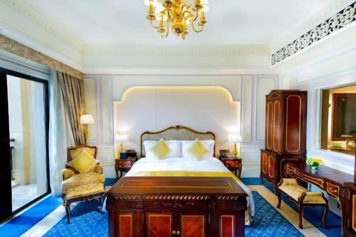 Minibar, in-room safe, desk, laptop workspace