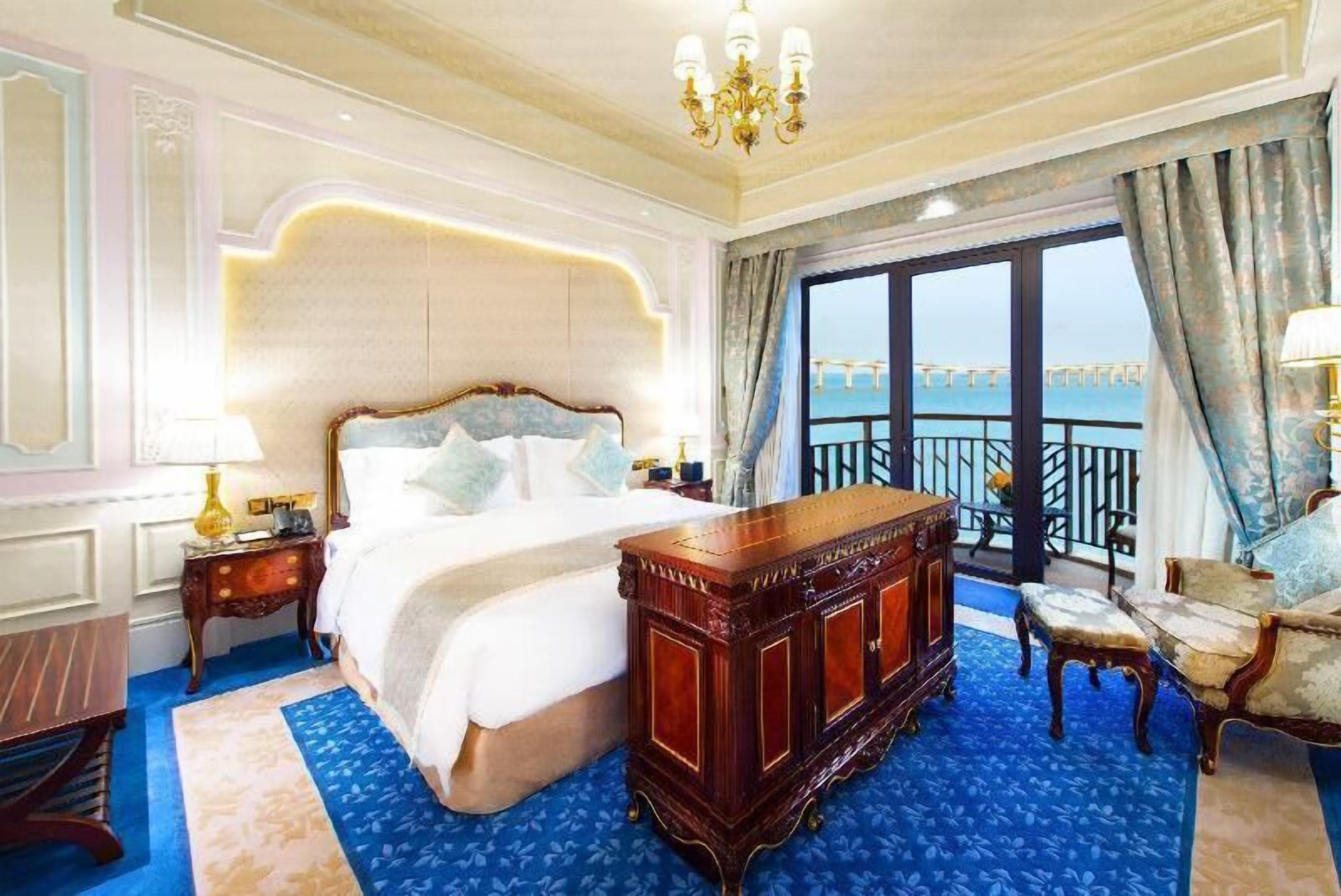 Minibar, in-room safe, desk, laptop workspace