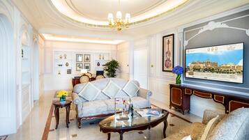Royal suite, 2 slaapkamers, balkon, uitzicht op zee | Woonruimte | Een ledtelevisie en betaalfilms