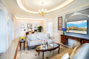 Suíte real, 2 quartos, sacada, vista para o mar | Área de estar | TV LED, filmes pagos
