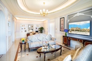 Suite Royal, 2 habitaciones, balcón, vistas al mar | Zona de estar | Una televisión LED, películas de pago