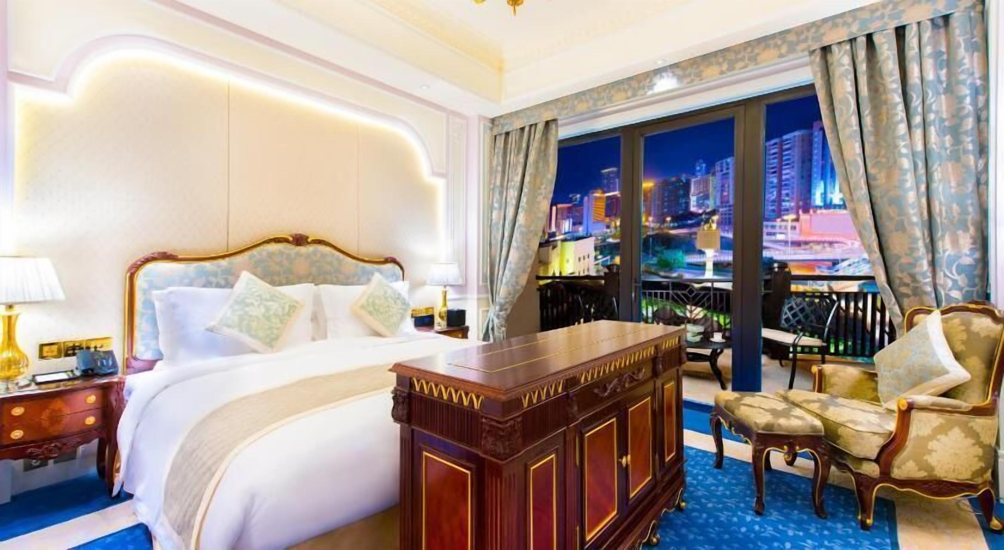 Minibar, in-room safe, desk, laptop workspace