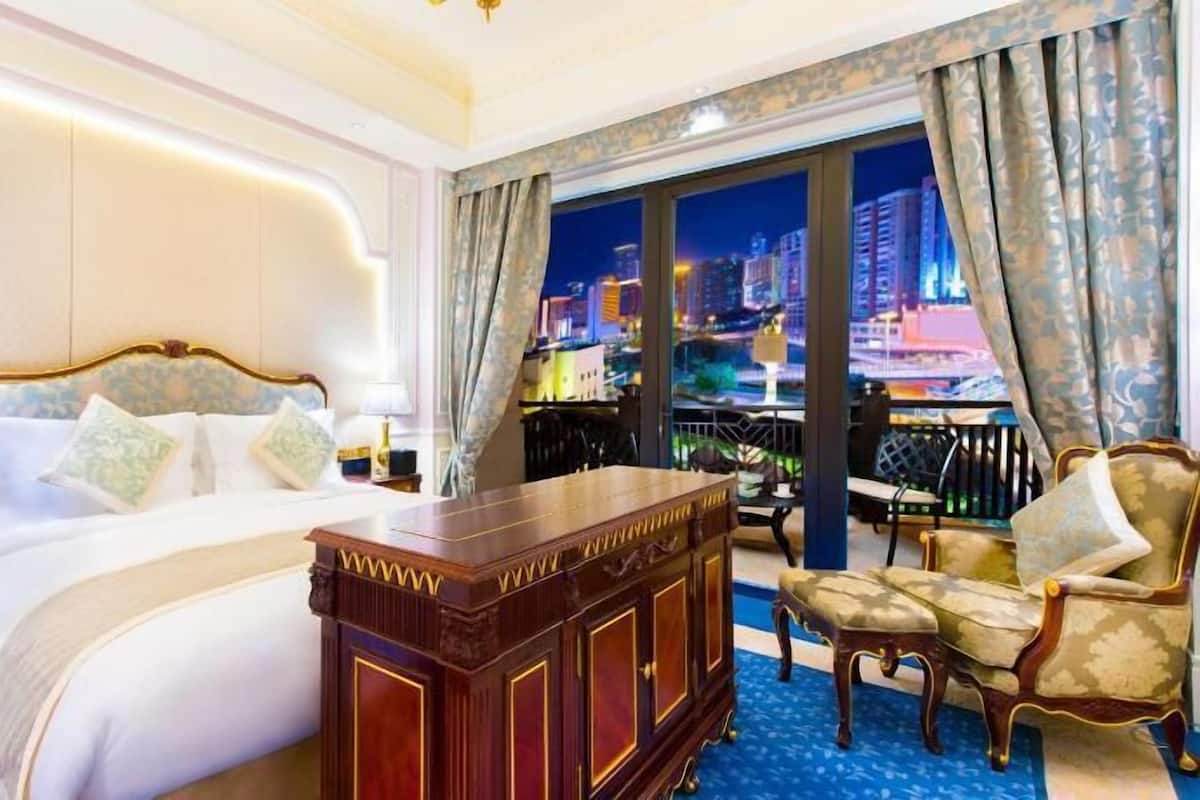 Minibar, in-room safe, desk, laptop workspace