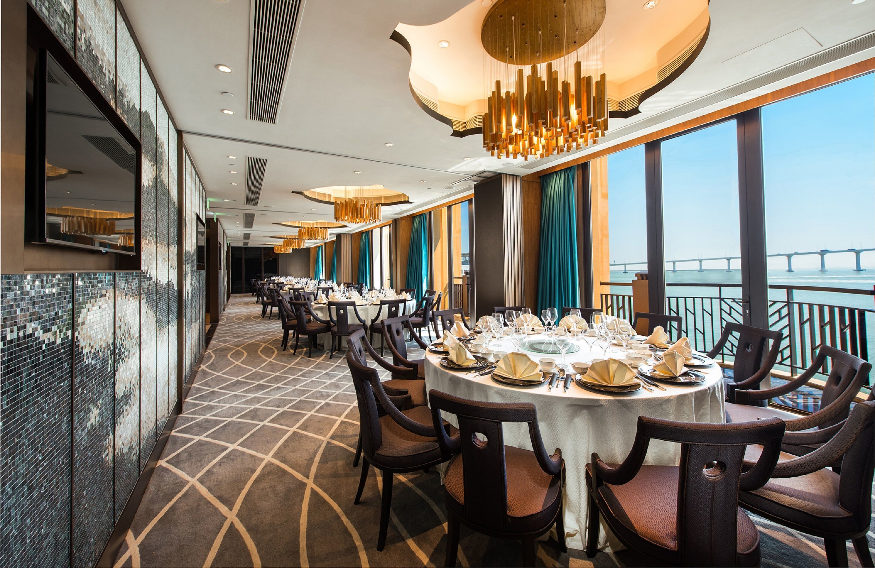 3 restaurants, breakfast, lunch, dinner served; chinese cuisine