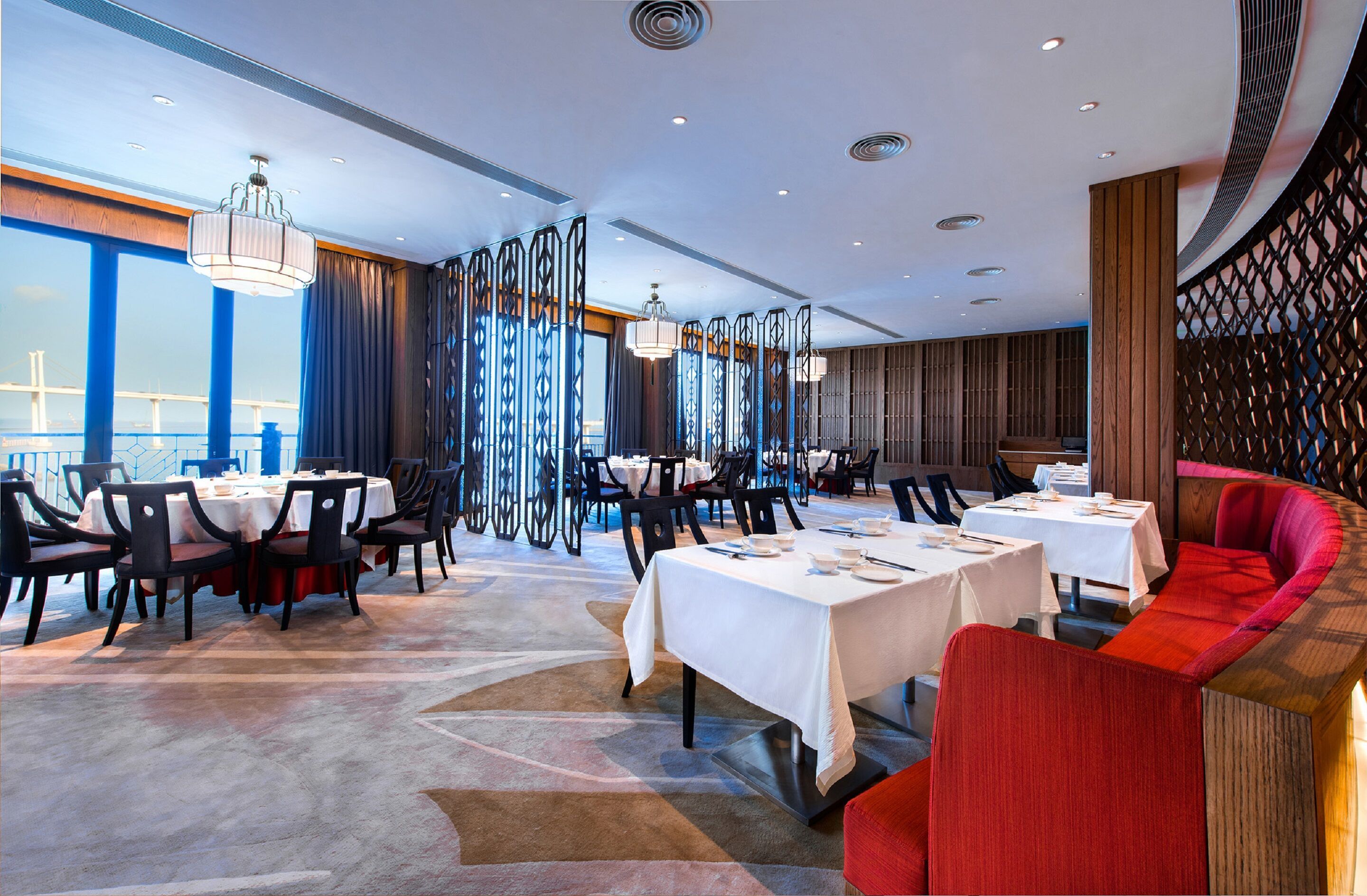 3 restaurants, breakfast, lunch, dinner served; chinese cuisine