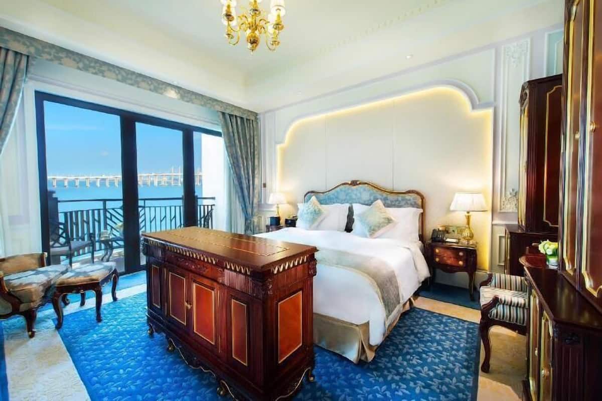 Minibar, in-room safe, desk, laptop workspace