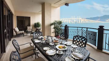 Phòng Suite Royal, 2 phòng ngủ, ban công, quang cảnh biển | Khu phòng khách | TV LED, các kênh phim phải trả tiền