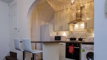 Apartment, Private Bathroom (2 Bedroom Occupancy 7) | Shared kitchen
