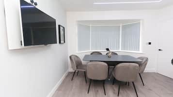 Appartement, salle de bains privée (2 Bedroom Occupancy 7) | Bar lounge