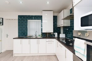 Apartment, Private Bathroom (2 Bedroom Occupancy 7) | Shared kitchen