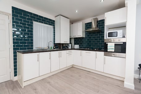 Apartment, Private Bathroom (2 Bedroom Occupancy 7) | Shared kitchen