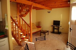 平房, 2 间卧室 | 起居区 | 32-英寸等离子电视 （配备数码频道）、电视