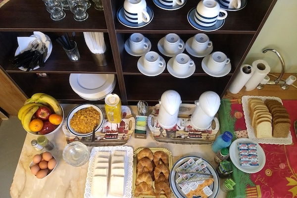 Desayuno con opciones de la cocina local incluido todos los días