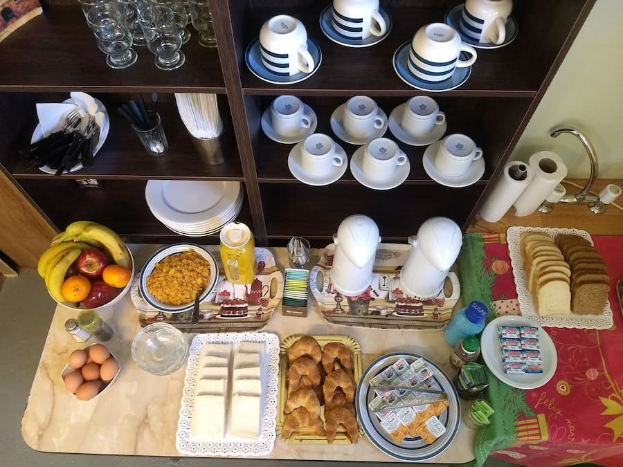 Frokost med lokale retter er inkludert hver dag