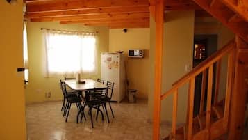 Bungalow, 2 Schlafzimmer | Essbereich im Zimmer