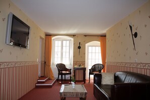 더블룸 | 거실 | 케이블 채널 시청이 가능한 38인치 평면 TV, TV