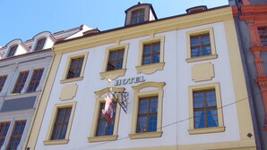 A hotel named "FRENZELHOF" with a classic architectural style, featuring symmetrical windows and a prominent sign. - Gotikhotel Frenzelhof (Görlitz)