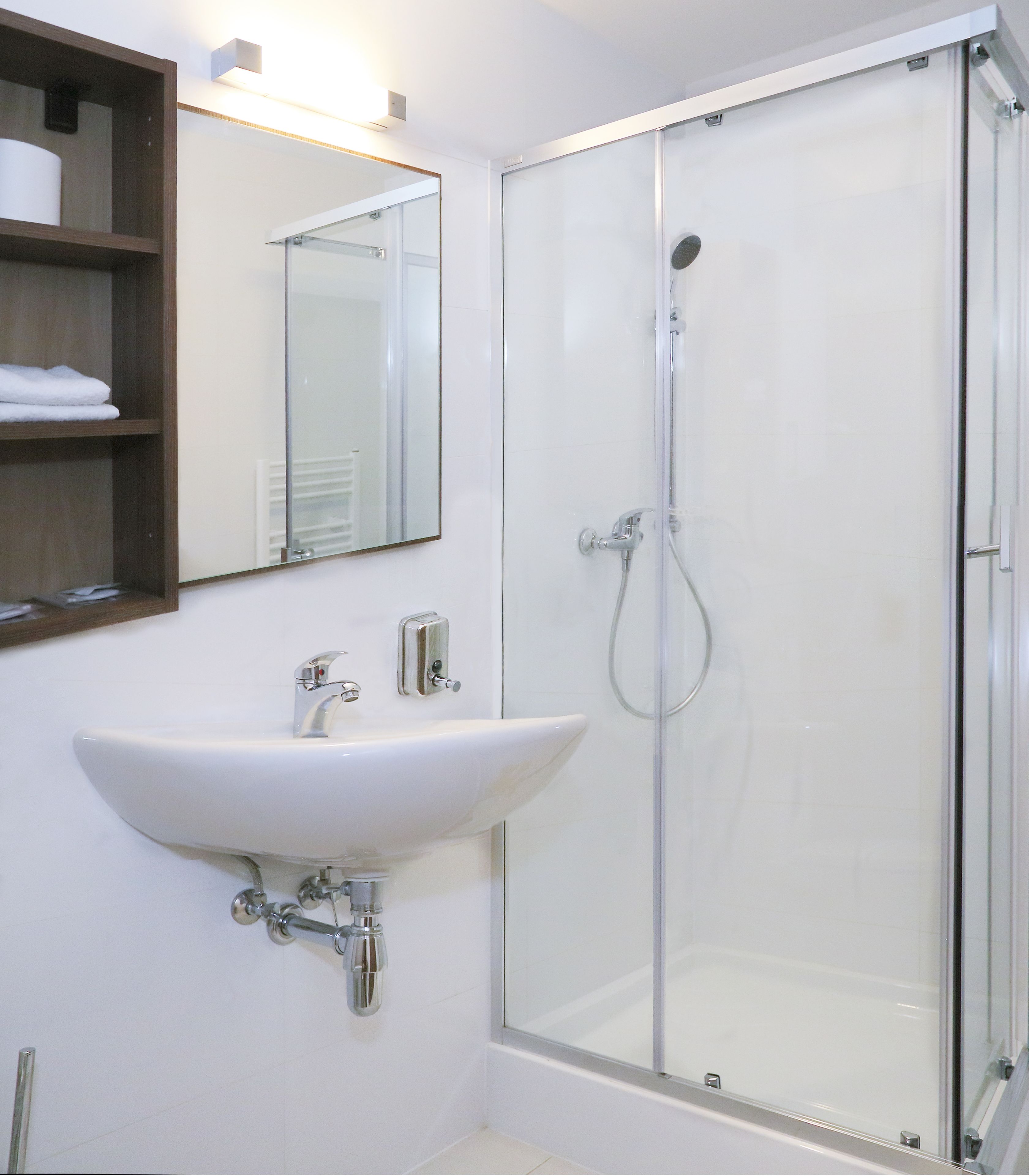 Business Double Room | Bathroom | Free toiletries, hair dryer, towels