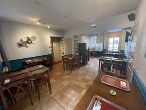 Buffet breakfast on weekdays (EUR 9.50 per person) - Hotel du Chateau (Vitre)