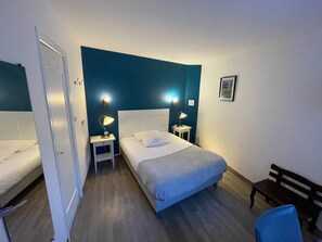 Individually decorated, individually furnished, desk, soundproofing - Hotel du Chateau (Vitre)