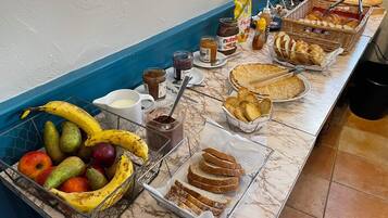 Petit déjeuner buffet servi en semaine (9.50 EUR par personne)
