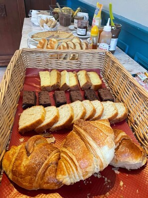 平日供應吃到飽早餐  (每人 EUR9.50)